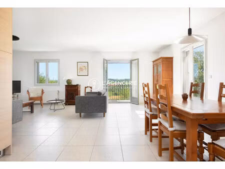 maison de plain pied avec vue dégagée et piscine