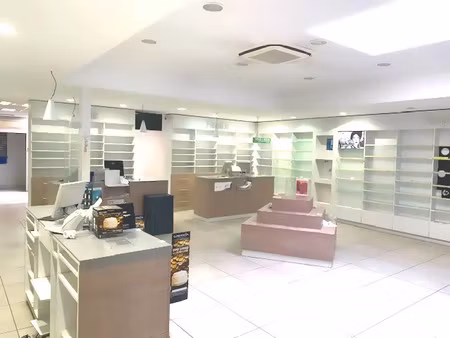 location meublée locaux professionnels 230 m² à malestroit (56140)  2 300 €