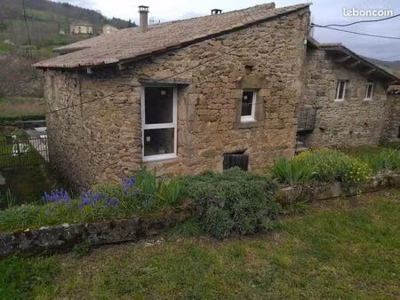 maison en pierres avec terrains  bâtiments agricoles  dépendances  sources