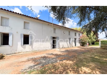 domaine charentais avec dépendances ecrin de verdure