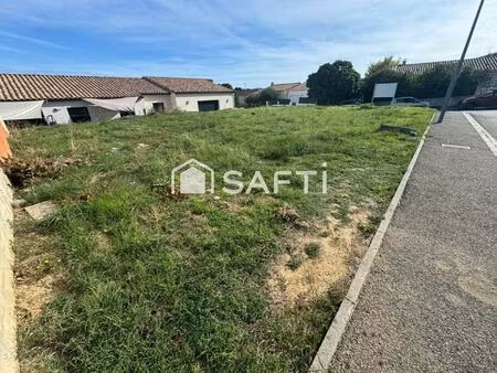 terrain constructible d'une surface de : 371 m²
