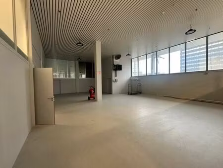 entrepôt au rez-de-chaussée