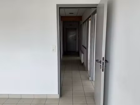 location locaux professionnels 120 m² à les herbiers (85500)  897 €