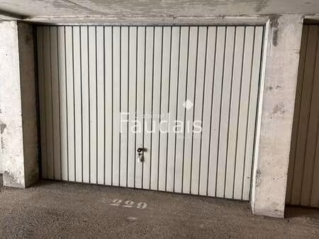 location garage box et parking à saint-lô (50000) : à louer / 14m² saint-lô