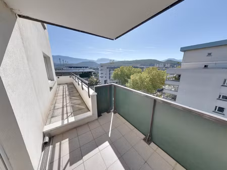 beau 2 pieces + cuisine avec 21m2 d'exterieurs dans copropr