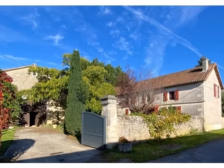 pranzac. maison 200 m² avec granges et jardin