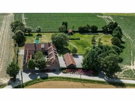 ferme au carré entièrement rénovée sur 7200m²