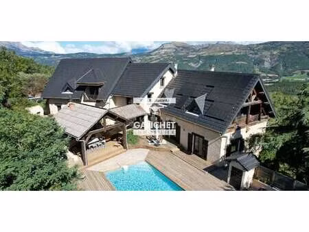 propriété avec piscine et jardin la bâtie-vieille (05)