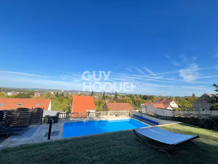 maison en pierre avec piscine chauffée