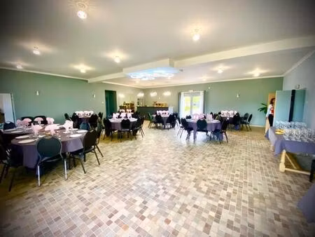 très jolie salle de réception  idéalement situé au calme dan