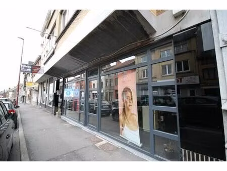 commerce + logement avec extérieur - emplacement stratégique