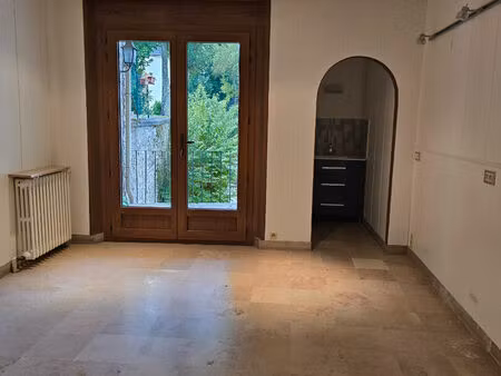 location local professionnel 80m²