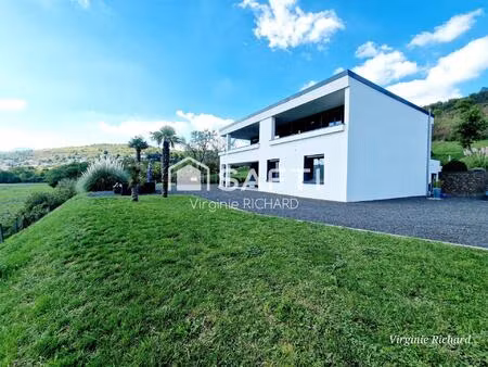 une villa contemporaine ou confort et sérénité se conjuguent. ici  l'intimité est garantie