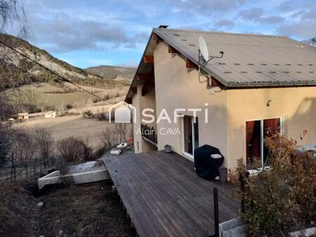 maison de 217 m² sur 2 niveaux composé de 2 logements de type 3 sur un terrain de 849m² av