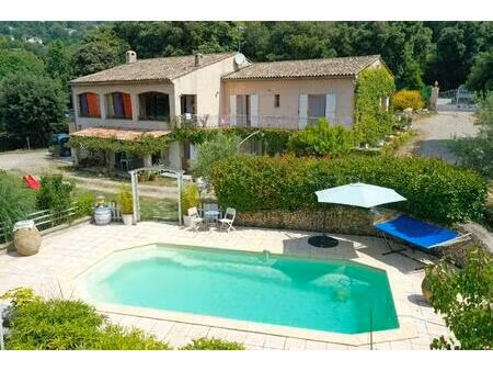 maison de 285 m² avec 3 appartements indépendants et piscine