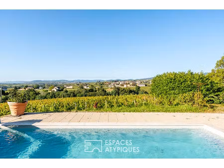 propriété de caractère sur les hauteurs de fleurie avec piscine et vue imprenable