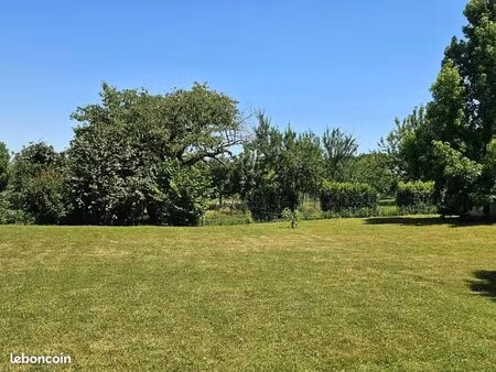 terrain 330 m² genouilleux