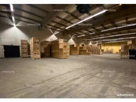 local logistique 1 700 m²