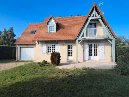 une maison construite en 1995  comprenant 3 chambres dont une au rez-de-chaussée située à 