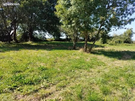 terrain 1 055 m² tesson