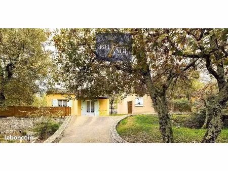 immeuble 18 pièces 255 m²