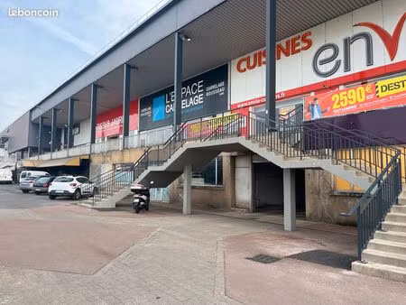 a saisir : grand box sécurisé avec rangement et lumière - parking ou stockage possible