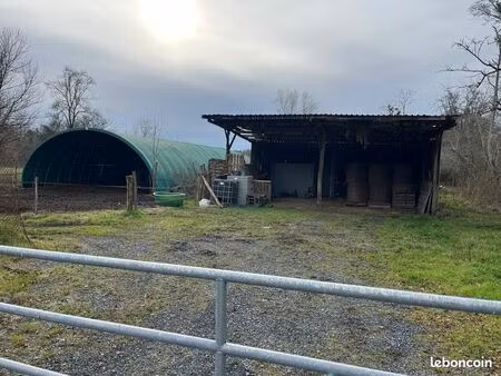 ensemble batiments agricoles et 3.8 hectares terrains