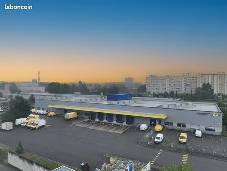 local bureaux 6 865 m²