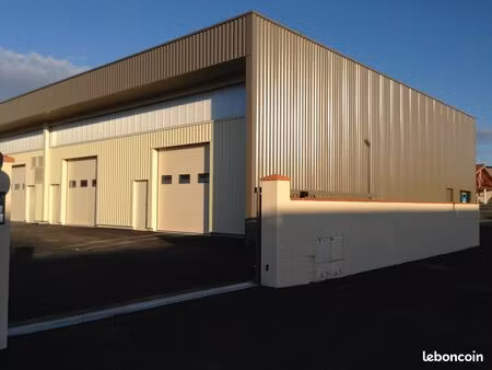à louer – local commercial de 250 m² avec mezzanine – disponible dès le 1er janvier 2026