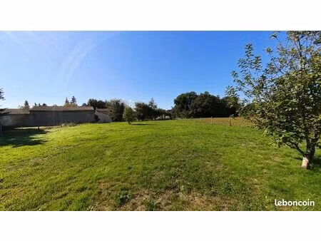 terrain 1127 m² iteuil