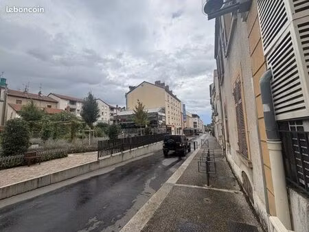 commerce beauté/coiffure 70 m²