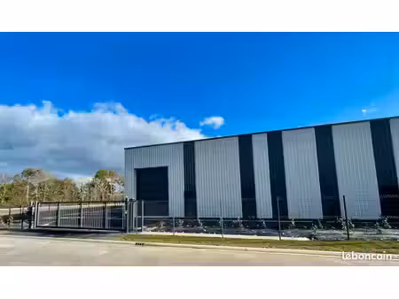 a louer aux achards local entrepôt + bureaux comme neufs de 568m2 libre de suite