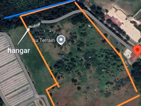 loue terrain avec rivière  puits  hangar  forêt