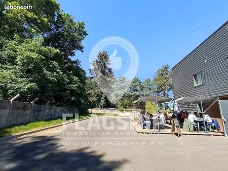 boutique 1423 m² vert st denis