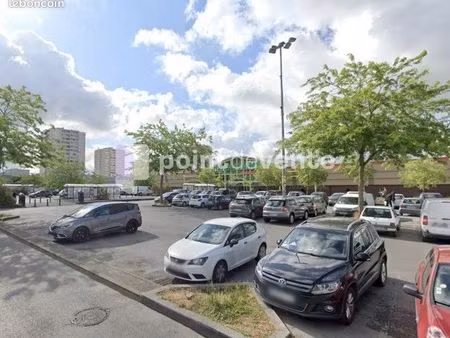 local commercial 2 000 m²