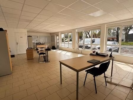 local commercial/bureaux 100 m² + réserve – duisans (62) – entièrement rénové