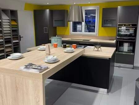 immeuble de 1000m2  3 appartement + magasin