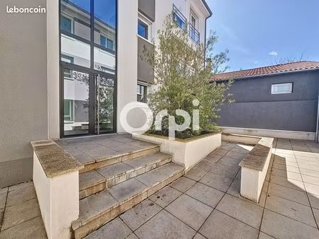 bureau 77 m²
