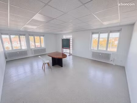 grand bureau rénové 44m2 avec local d'archives 10m2