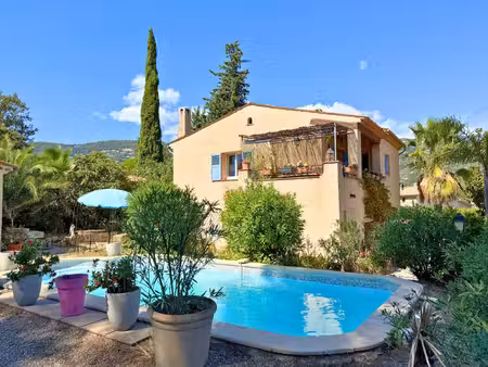 villa familiale avec piscine et annexes