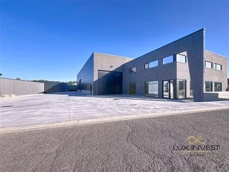 hall industriel flambant neuf de 1200m²