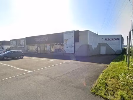entrepôt avec visibilité commerciale et parking