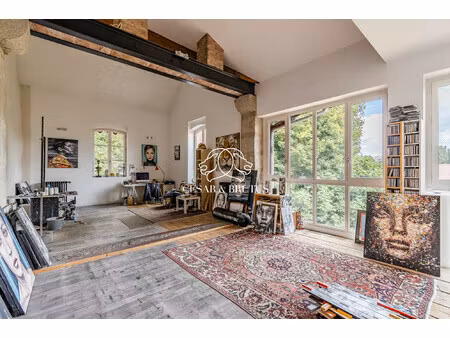 une ancienne bâtisse chargée d'histoire  devenue un pont sub