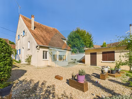 jolie longère avec trois chambres  garage  dépendances sur jardin clos.