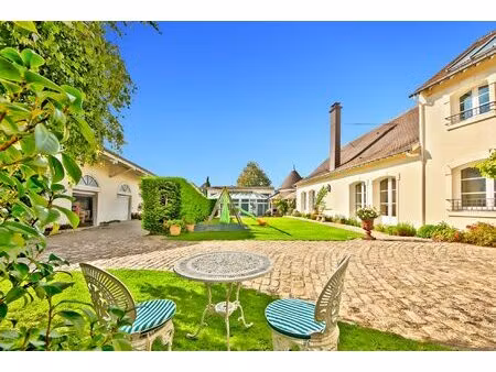 propriété de 860m² habitables avec piscine en hyper centre de