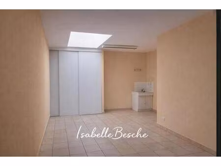 grand local indépendant   polyvalent avec patio et grand garage