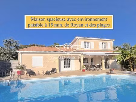 maison spacieuse avec piscine au calme