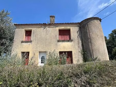 batisse avec dépendances à rénover