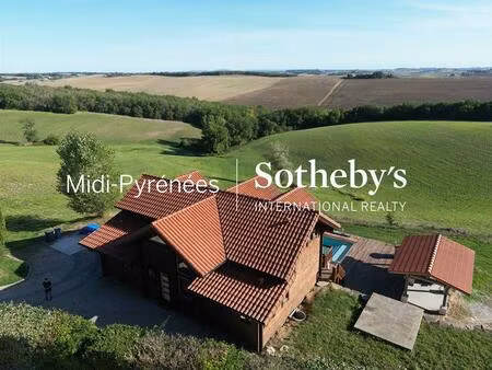 maison en bois  dominant les collines