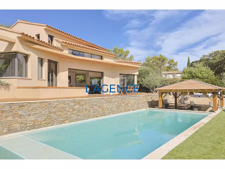 villa d'architecte avec vue mer et piscine en position domi